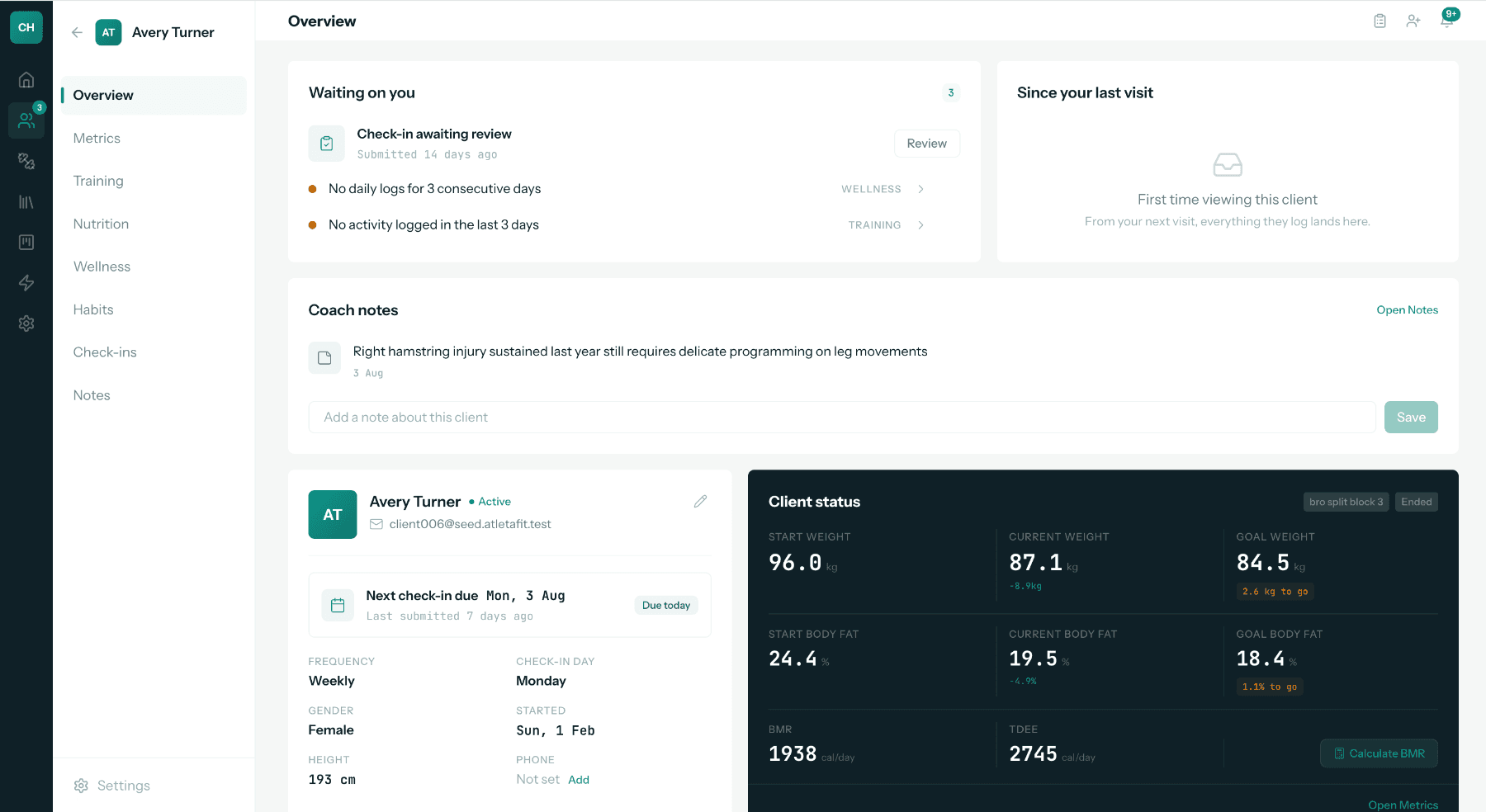 Atletafit client overview with a waiting-on-you queue, coach notes and a client status panel